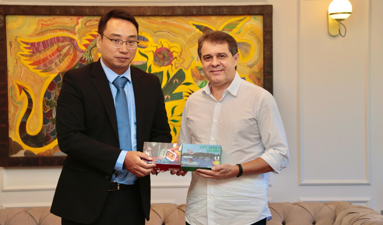 Evandro Leitão e o vice-presidente e chefe de Operações Globais da Kwai, Cheng Ji posam para a foto